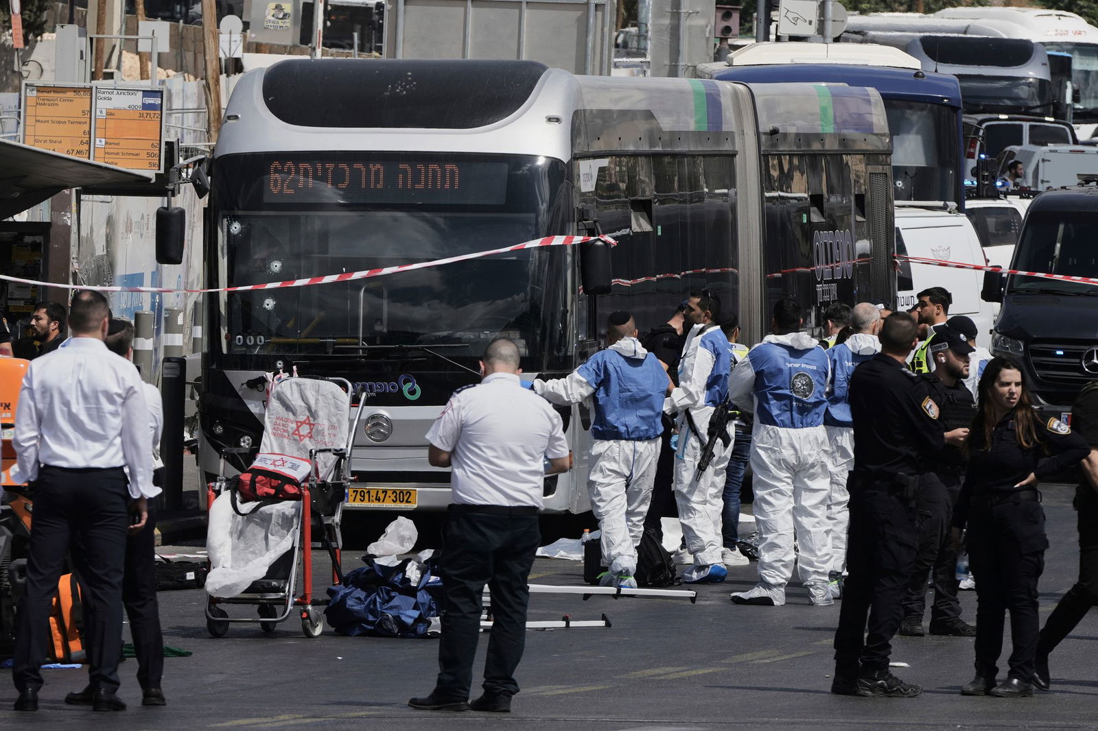 Rettungskräfte am Ort eines Anschlags, bei dem in Jerusalem mehrere Menschen getötet wurden. 