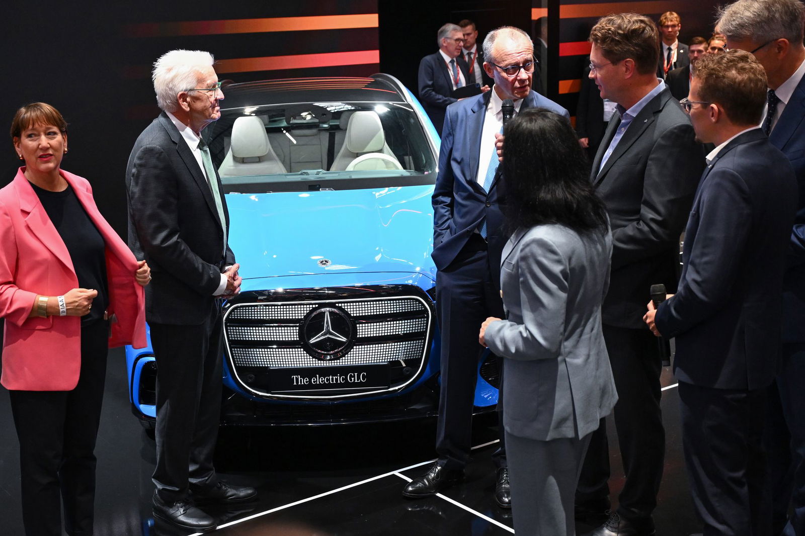 Bundeskanzler Friedrich Merz am Stand von Mercedes-Benz.