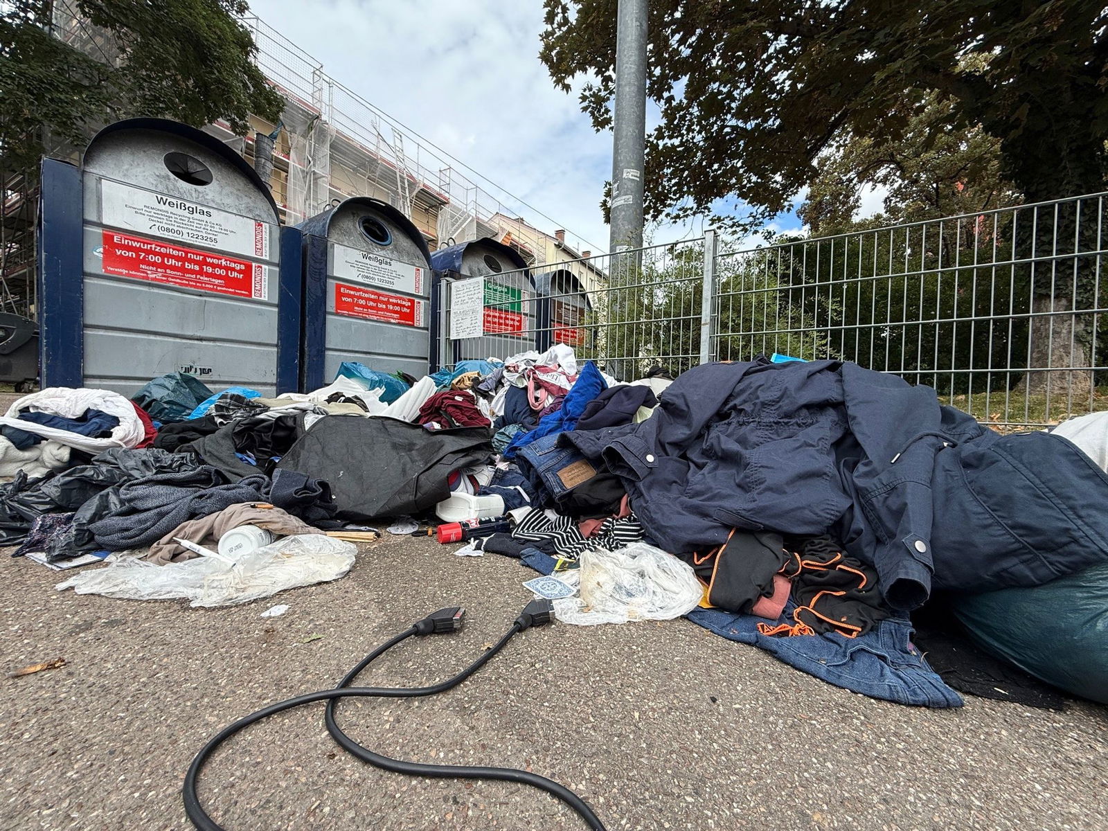 Wenn Altkleidercontainer verschwinden, sieht es oft schlimm aus. (Archivbild)