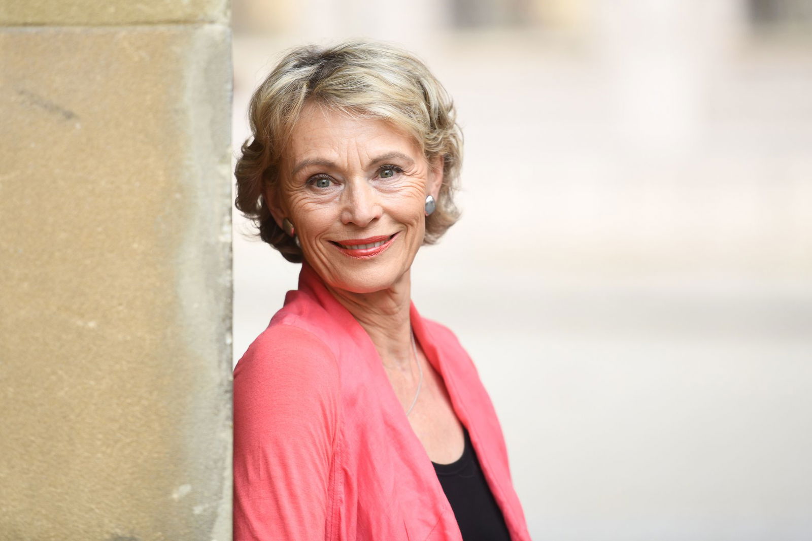 Die Schauspielerin Ilona Grübel steht seit ihrer Jugendzeit vor der Fernsehkamera. Jetzt wird sie 75 Jahre alt. (Archivbild)