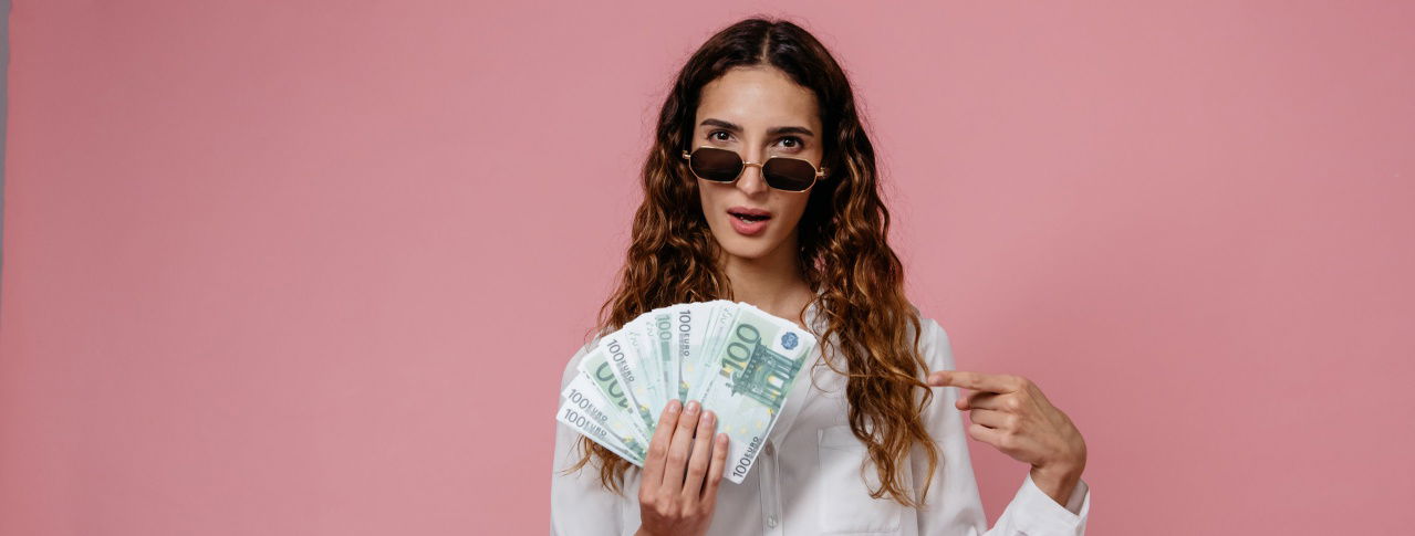 Frau mit Geld in der Hand