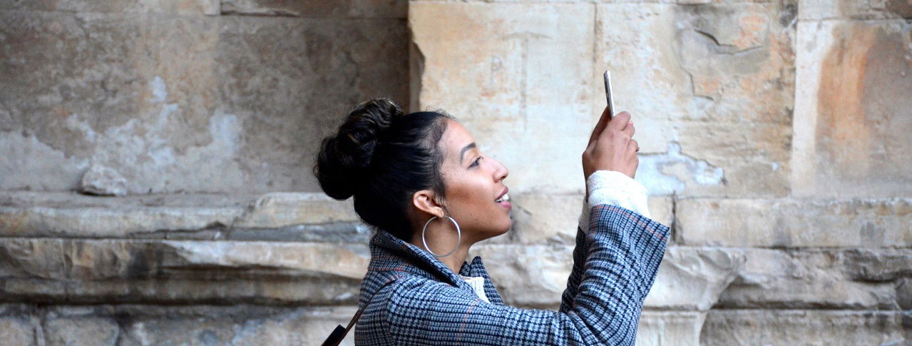 Frau ist am fotografieren