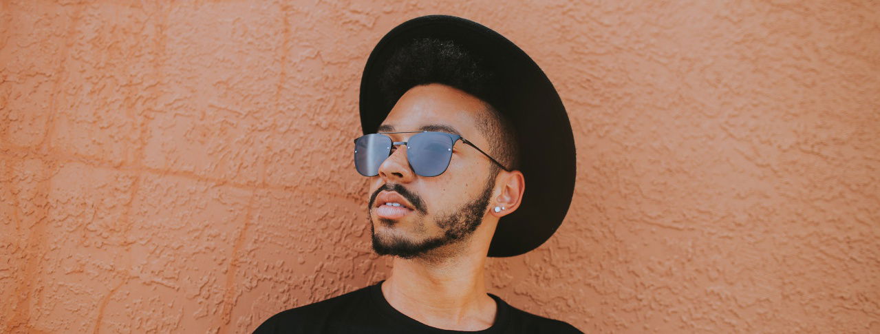Mann mit Sonnenbrille und Hut