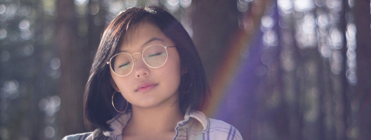 Frau hat die Augen zu