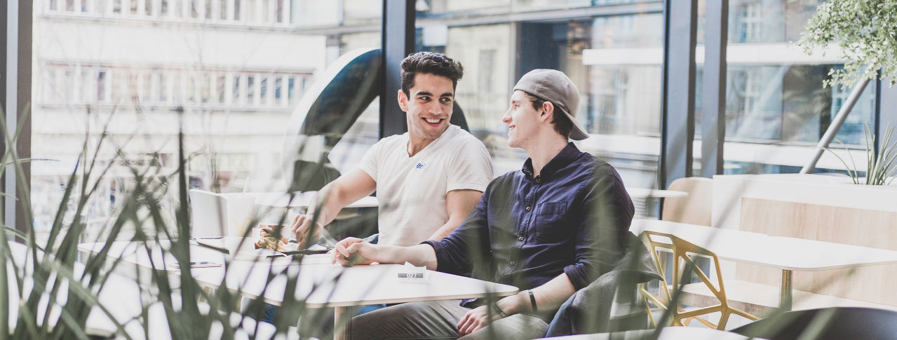 Zwei Jungs sitzen zusammen 