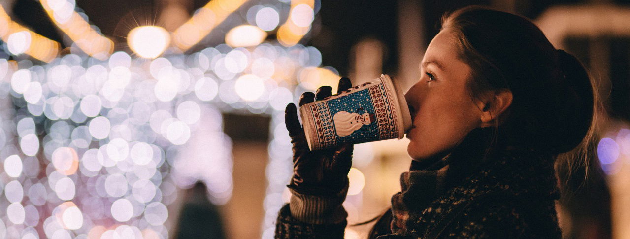 Frau trinkt aus einem Becher