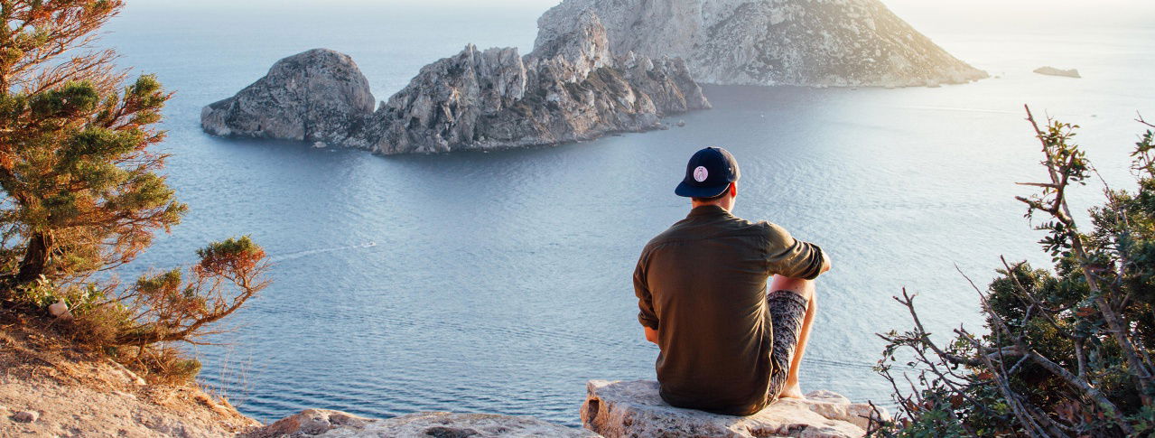 Mann geniest den Ausblick 