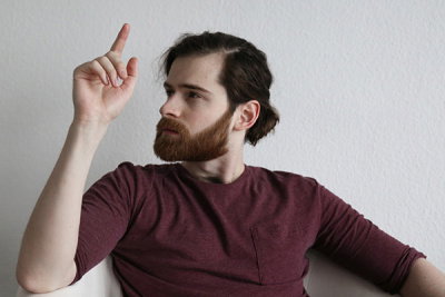 Mann hebt Hand