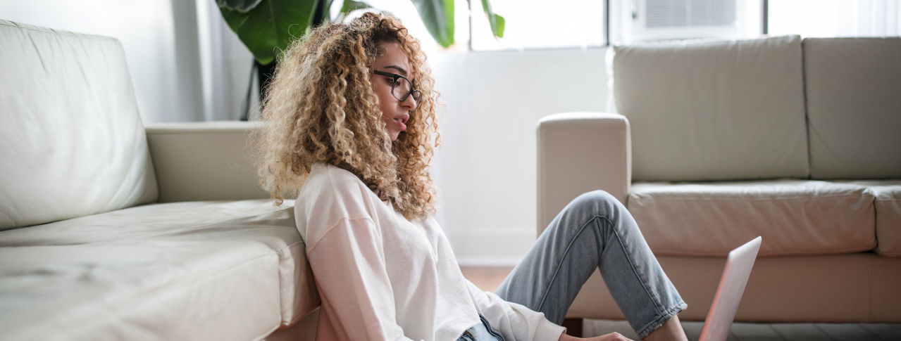 Frau arbeitet auf dem Boden 