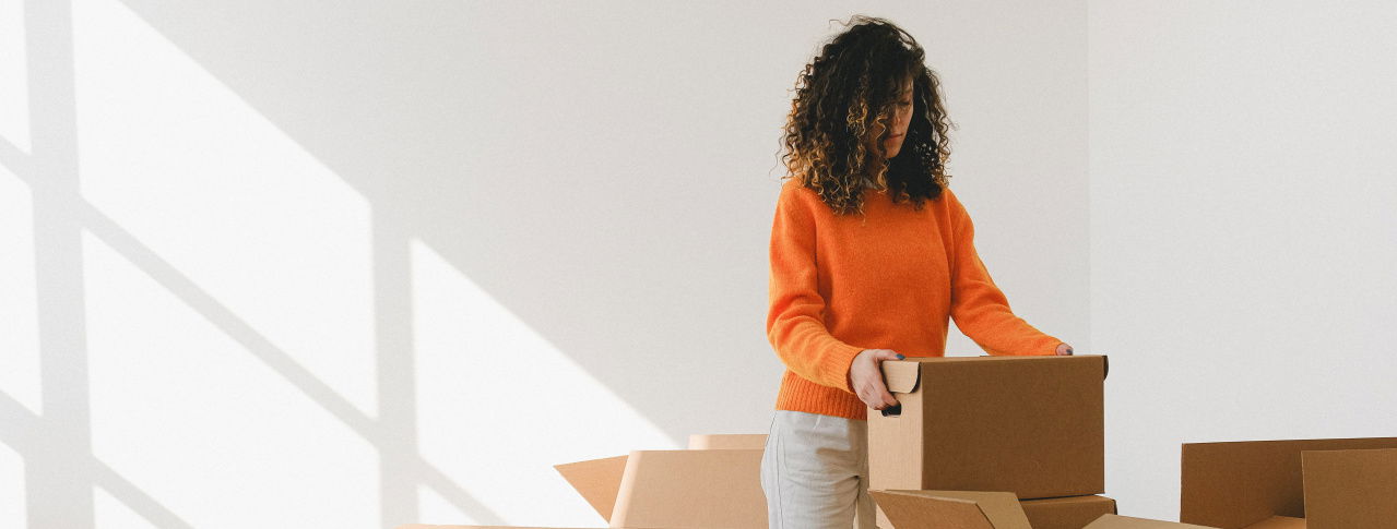Frau mit Umzugskarton