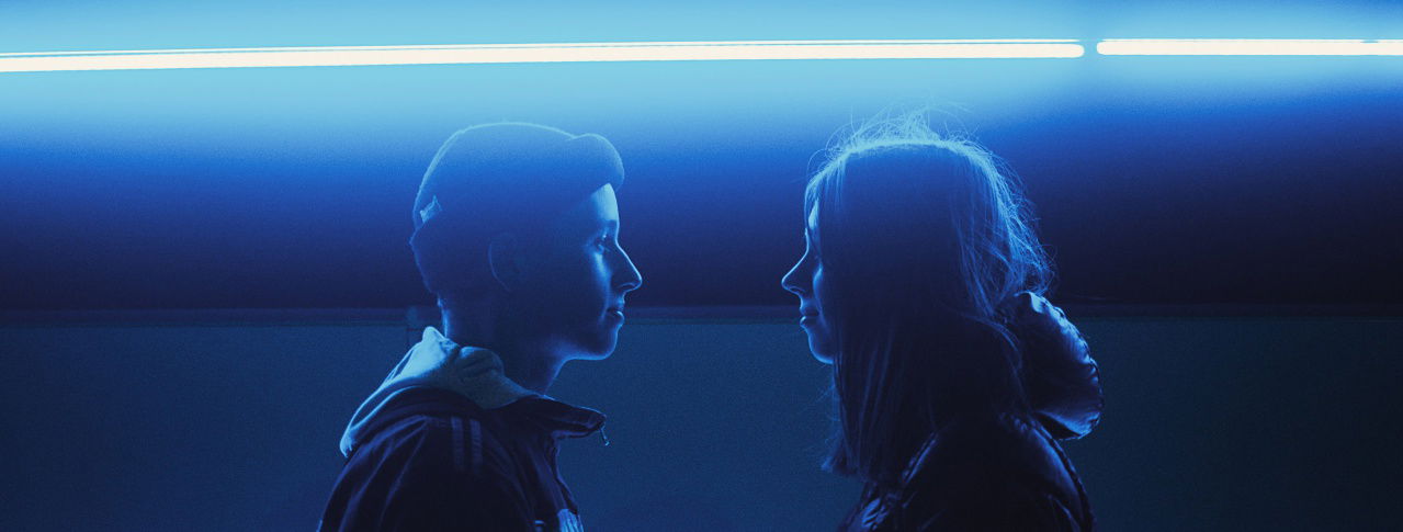 Junge und Mädchen schauen sich an