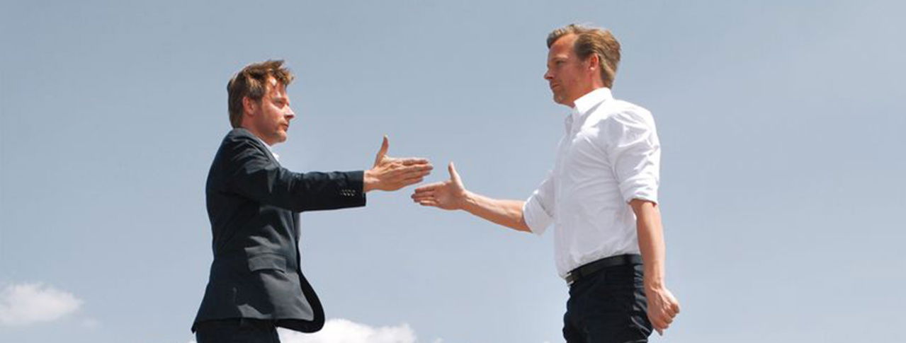 zwei Männer geben sich einen Handschlag 