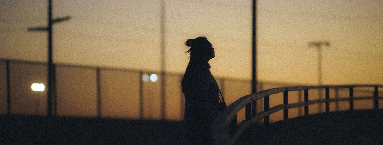 Frau stehet auf Steg