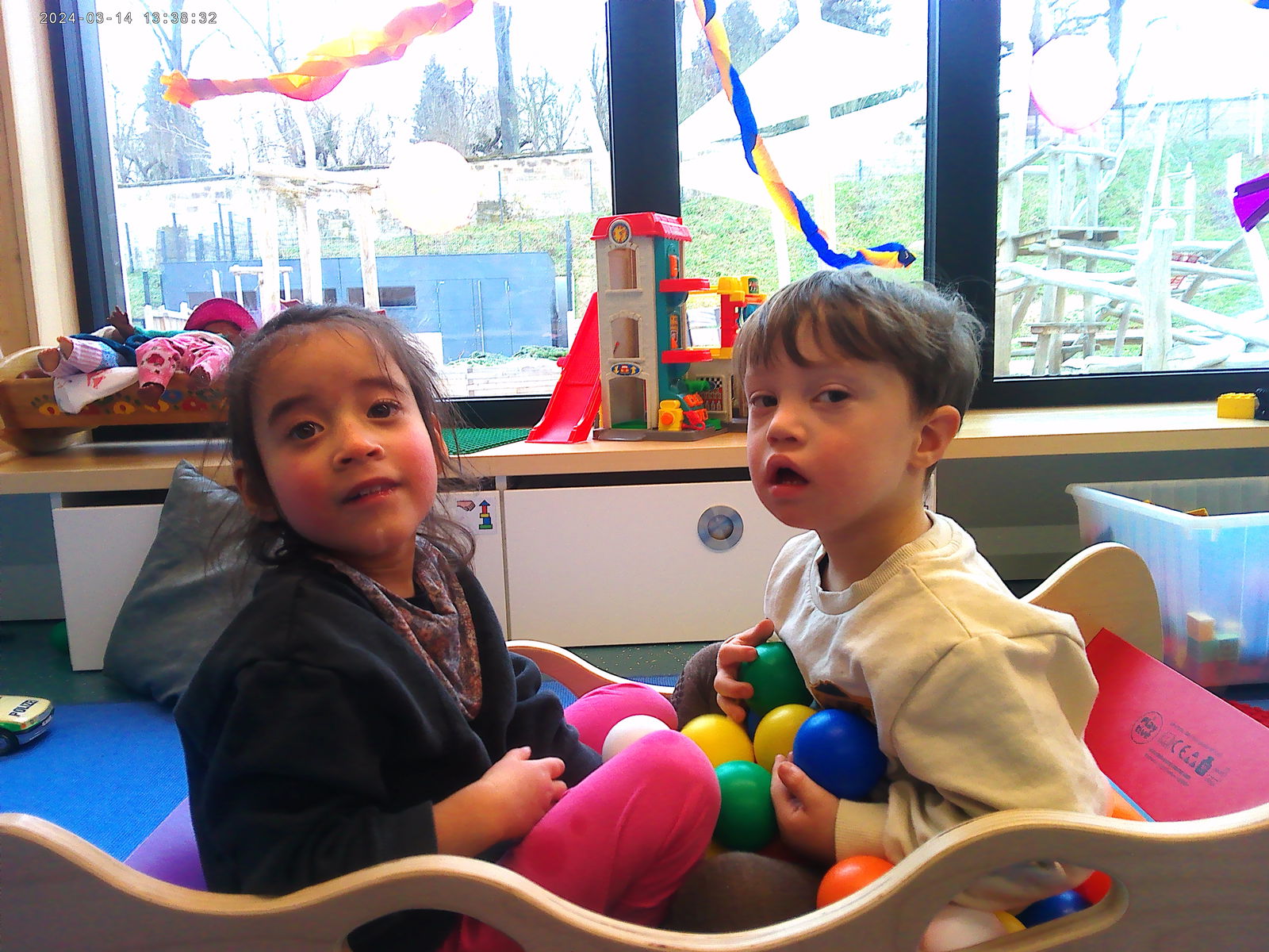 Zwei Kinder in der Kita Abenteuerland