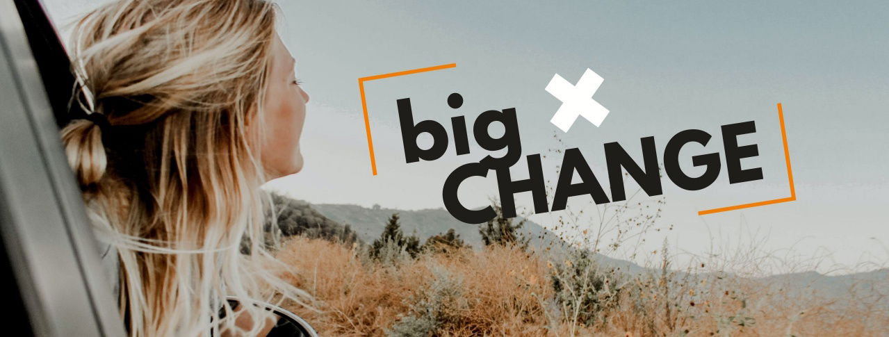 big x Chance mit Frau die aus dem Fenster guckt