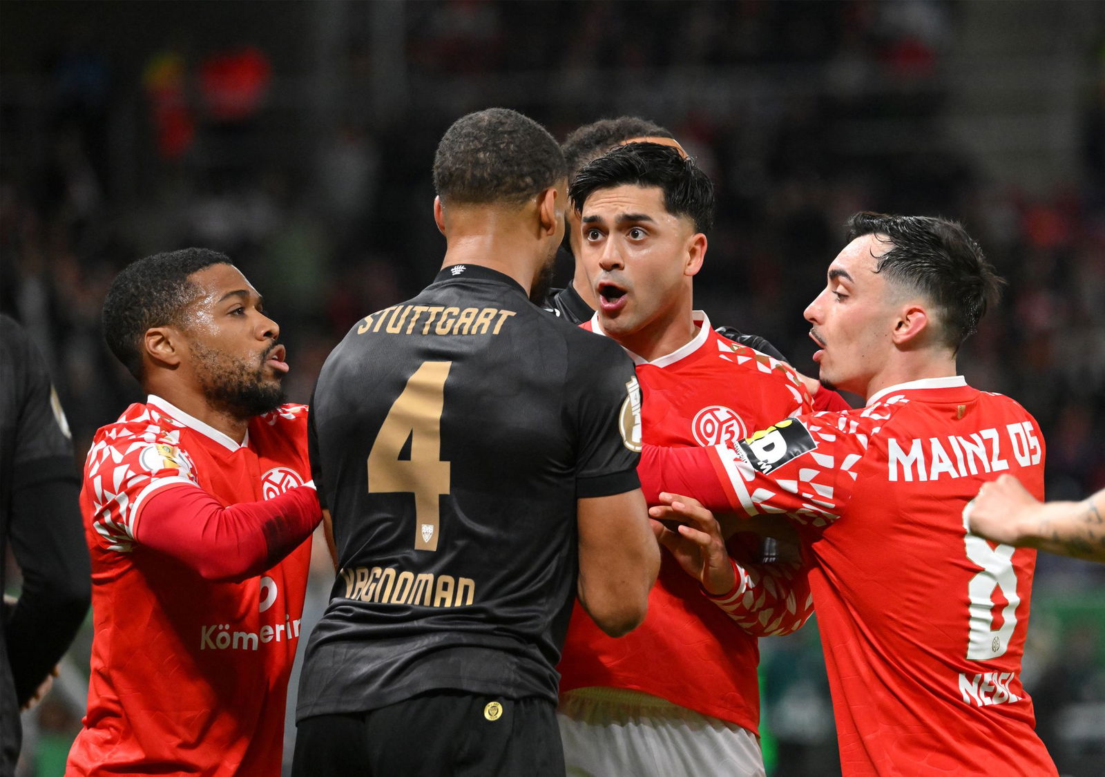Der FSV Mainz 05 um Paul Nebel (r) steckt in der Krise.