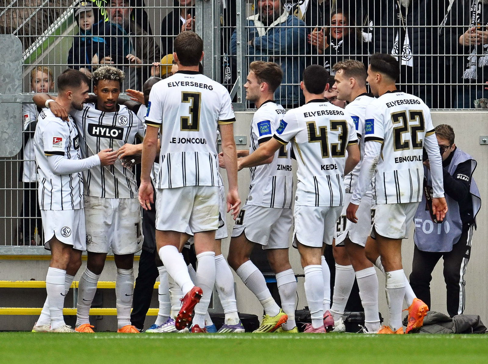 Bambasé Conté (2.v.l.) wird zu seinem Führungstor beglückwünscht.