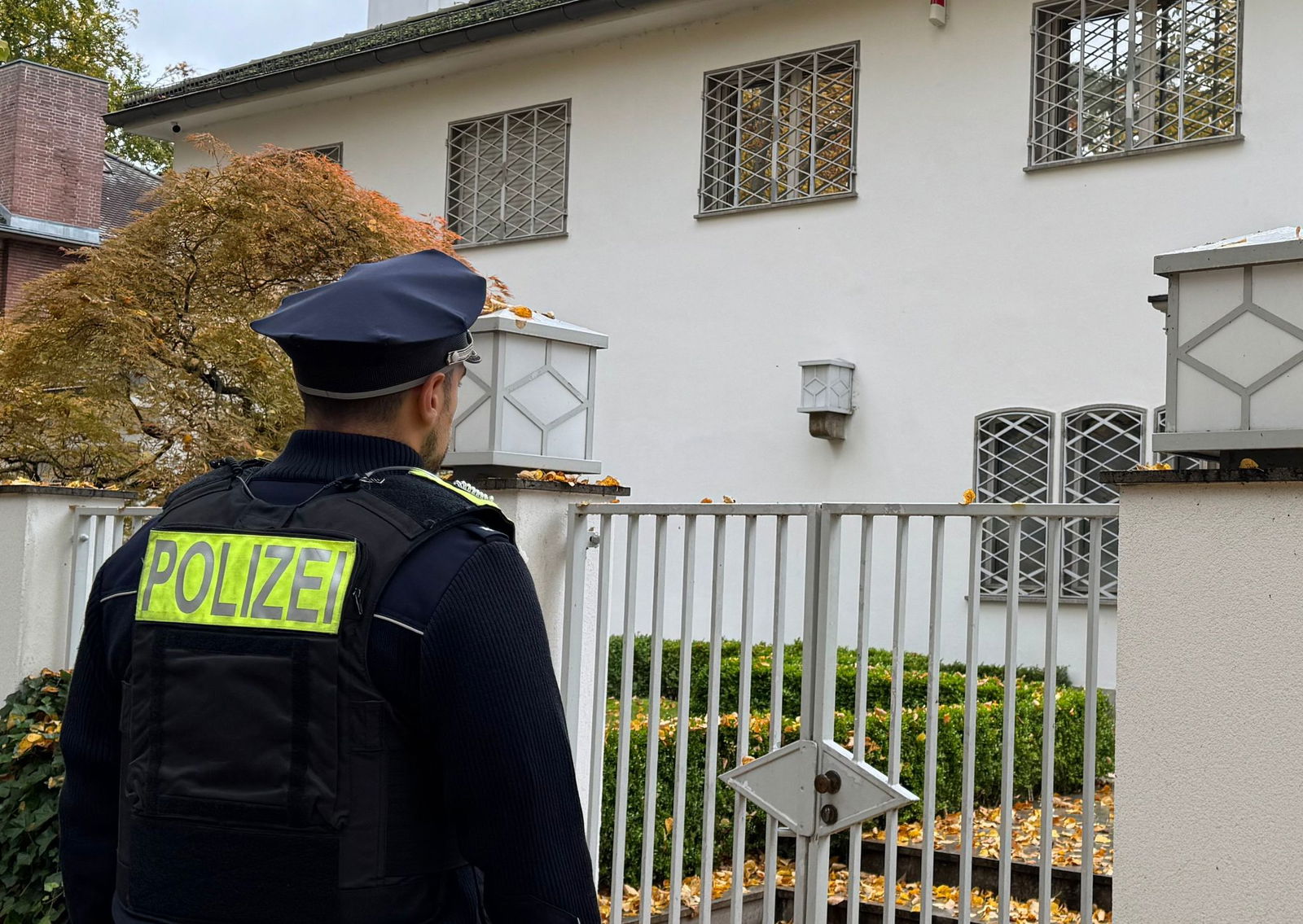 Polizisten eilten am Donnerstag zum Haus von Jack White in Berlin.
