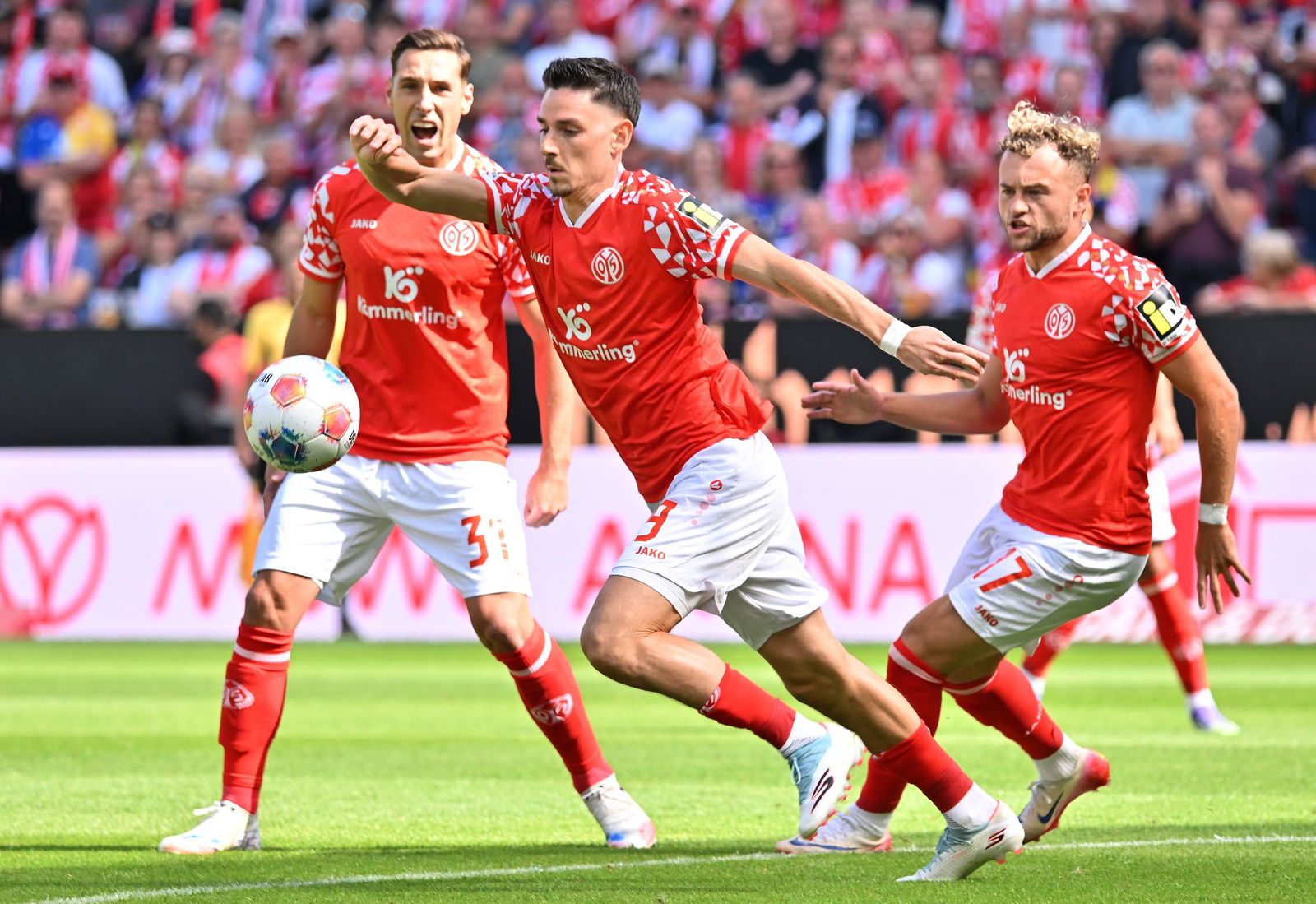 Anthony Caci (Mitte) bleibt Mainz 05 noch länger erhalten.