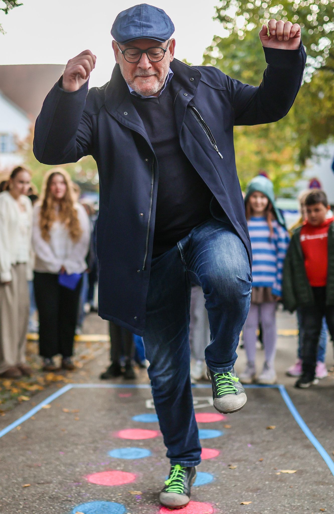 Auch der Verkehrsminister wirbt für mehr Schulstraßen und -zonen.