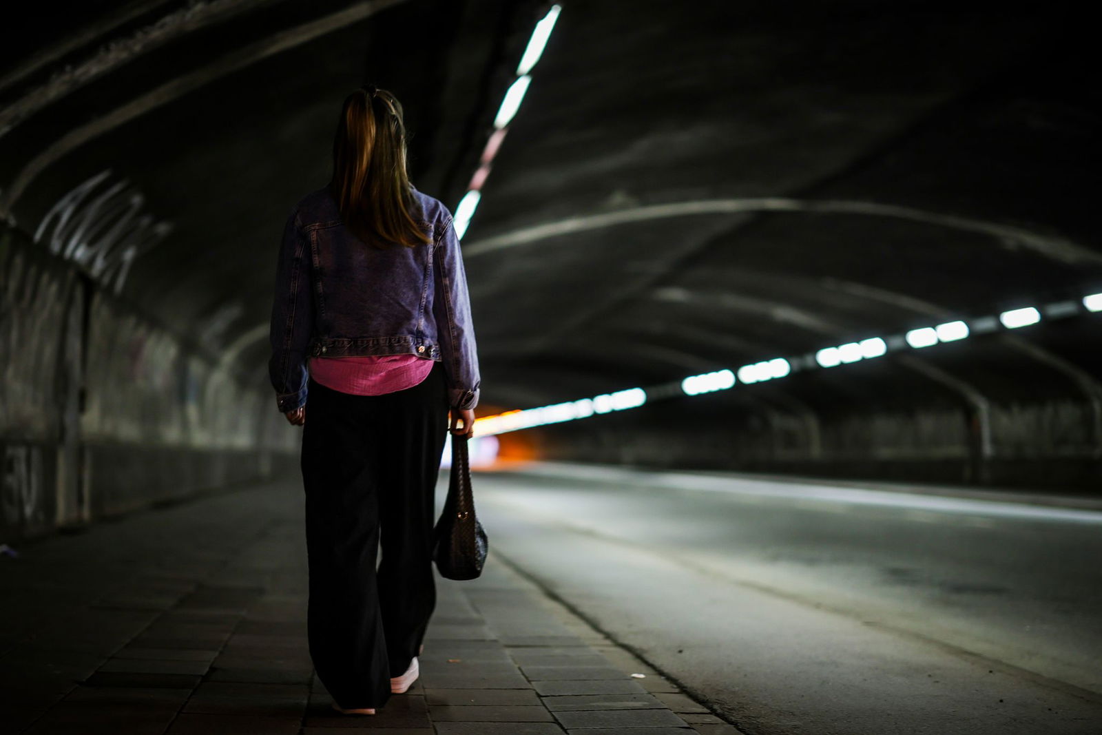 Frauen fühlen sich im öffentlichen Raum häufiger unsicher als Männer.