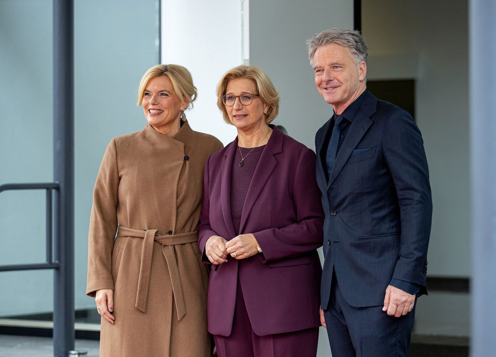 Die saarländische Ministerpräsidentin und Bundesratspräsidentin Anke Rehlinger (SPD) (M.) begrüßt zum Tag der Deutschen Einheit in ihrem Land ein besonderes Paar: Bundestagspräsidentin Julia Klöckner (CDU) mit ihrem Lebensgefährten Jörg Pilawa. 