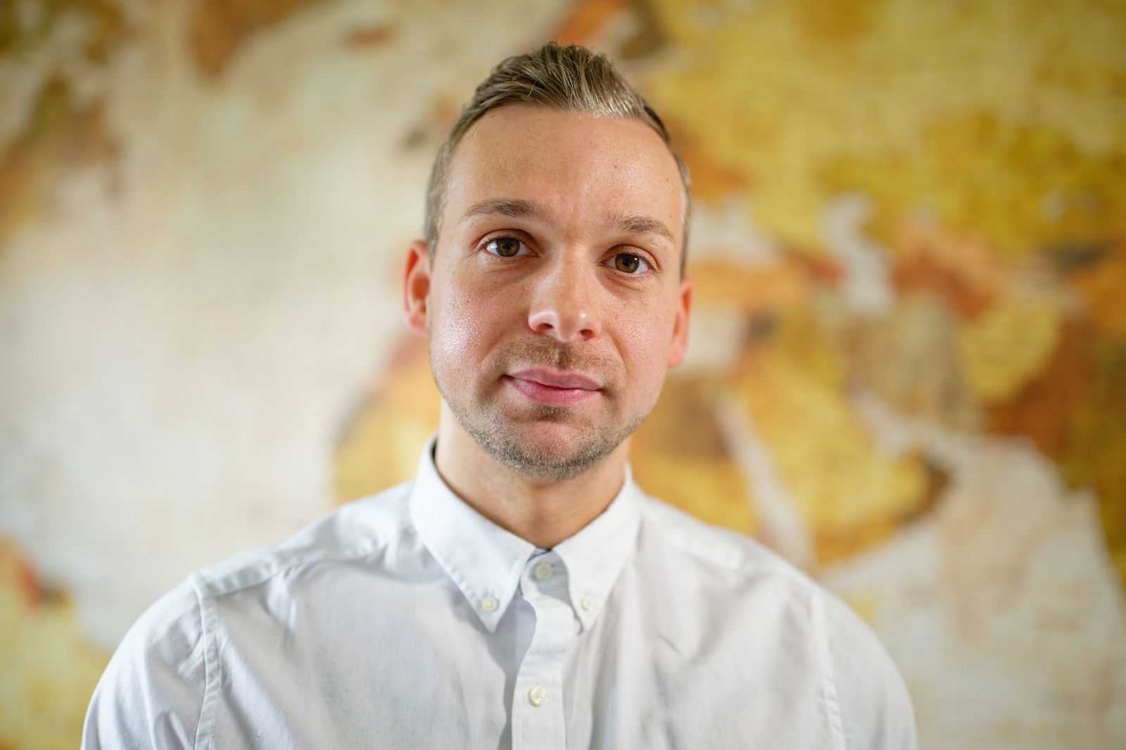 Der junge Mann arbeitet in einem Wissenschaftsverlag im Logistikbereich.