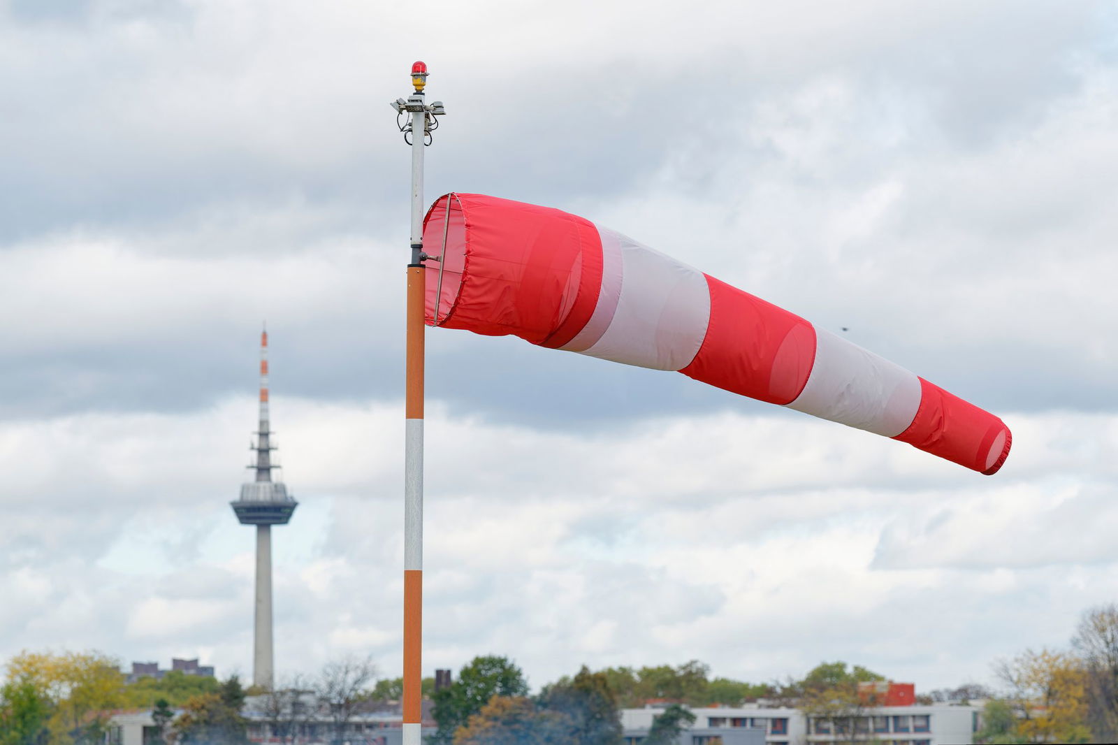 Orkanartige Böen mit bis zu 95 Kilometern pro Stunde sind teils möglich. 