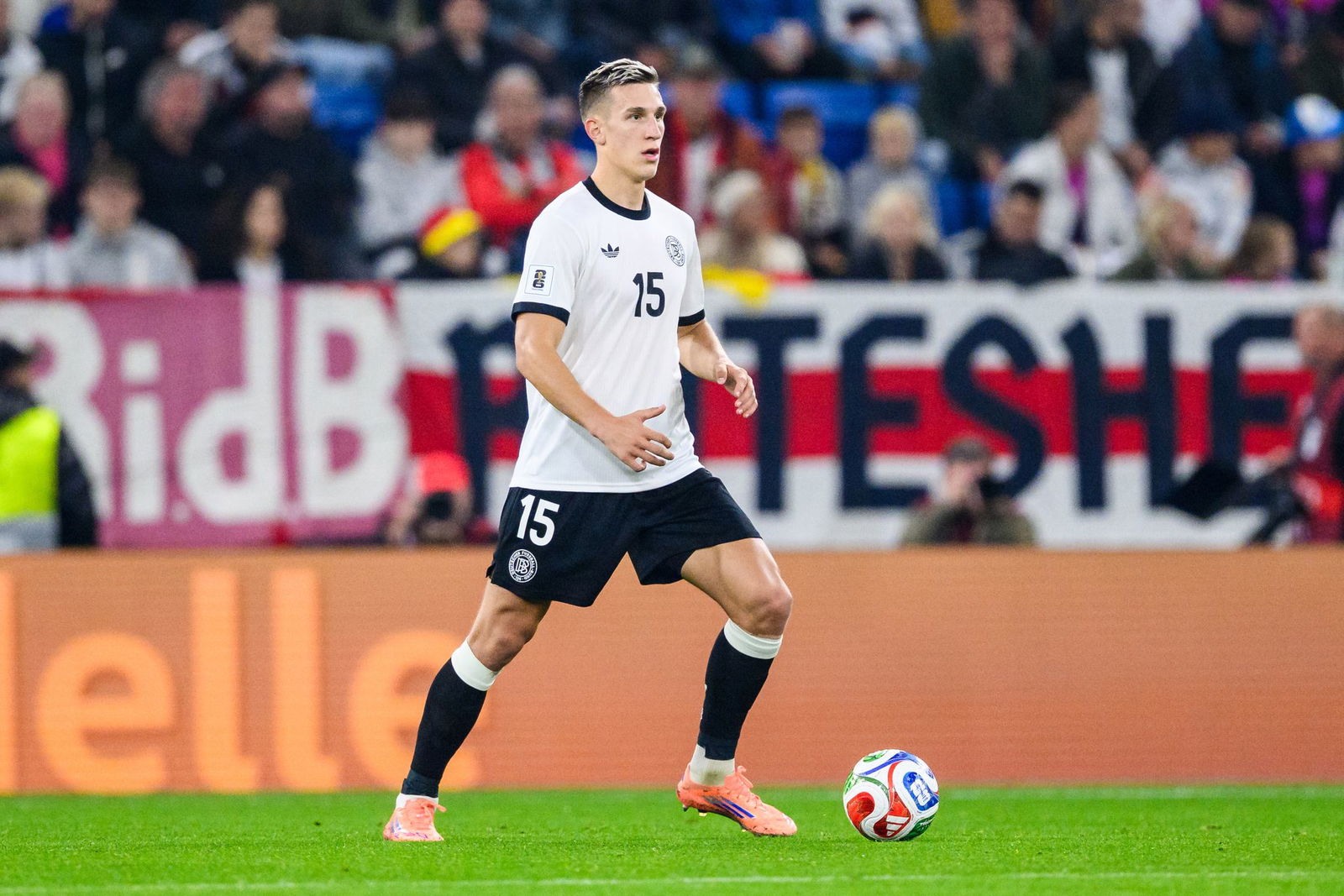 Nico Schlotterbeck am Ball bei seinem Länderspiel-Comeback gegen Luxemburg.