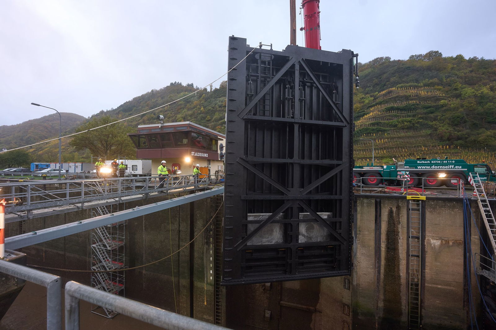 Der alte beschädigte Flügel wurde ausgebaut.