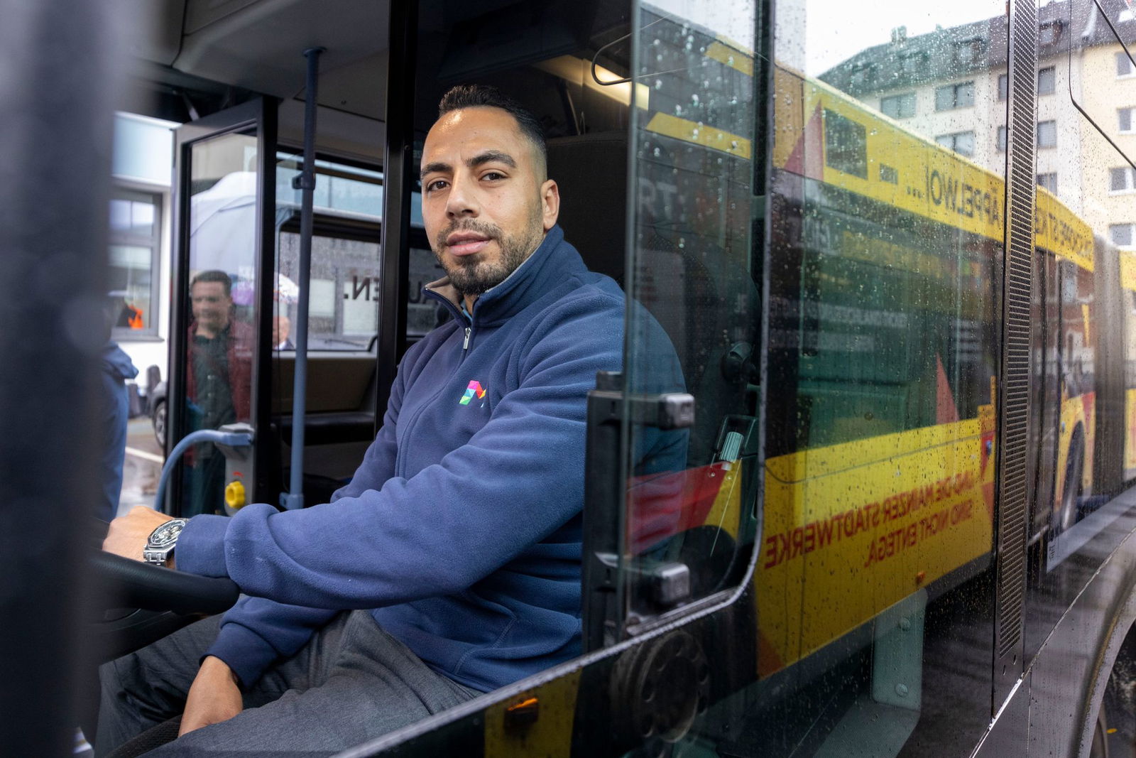 Der Syrer Mothana Khder weiß den sicheren Job als Busfahrer sehr zu schätzen. 