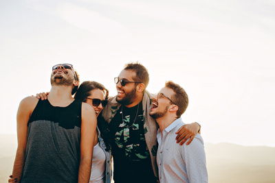 gruppe männer frau mby