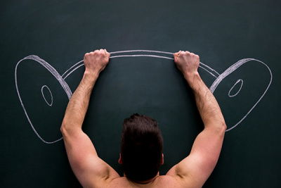 Mann hängt an einer gemalten Handel 