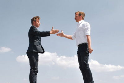 zwei Männer geben sich einen Handschlag 