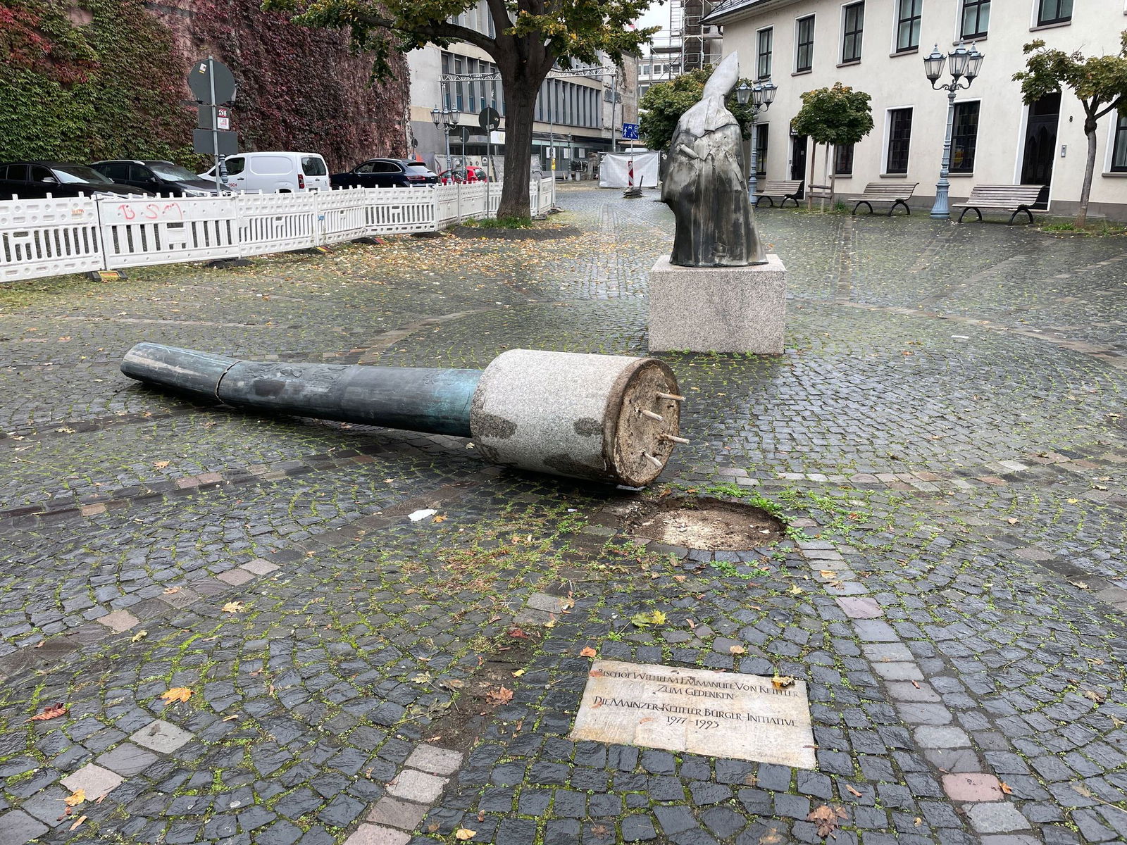 Kurioser Unfall in Mainz: Ein Lkw-Fahrer will eine Statue schonen – und reißt dabei ausgerechnet die danebenstehende Bischofssäule um. (Aktuelles Foto)