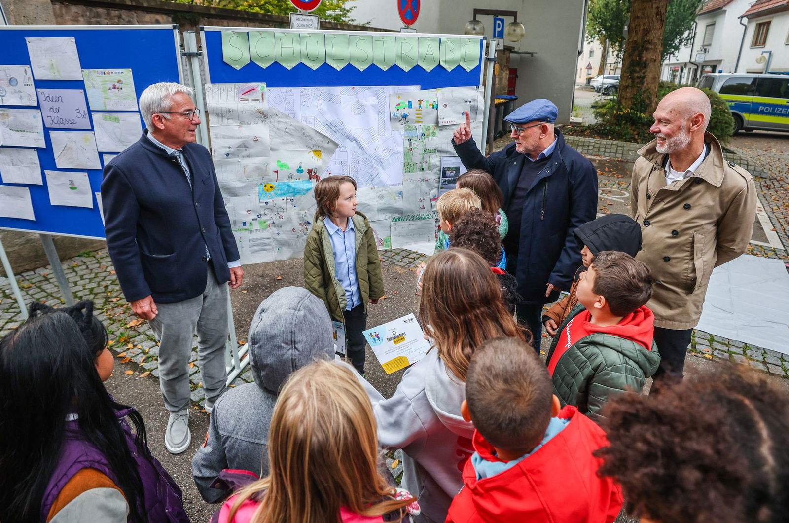 Bei Schulstraßen können Straßenabschnitte zu Beginn und Ende des Unterrichts für eine begrenzte Zeit für Autos gesperrt werden.