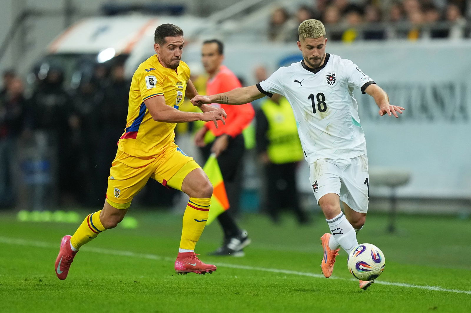 Österreichs Romano Schmid (r) verliert in letzter Sekunden in Rumänien.
