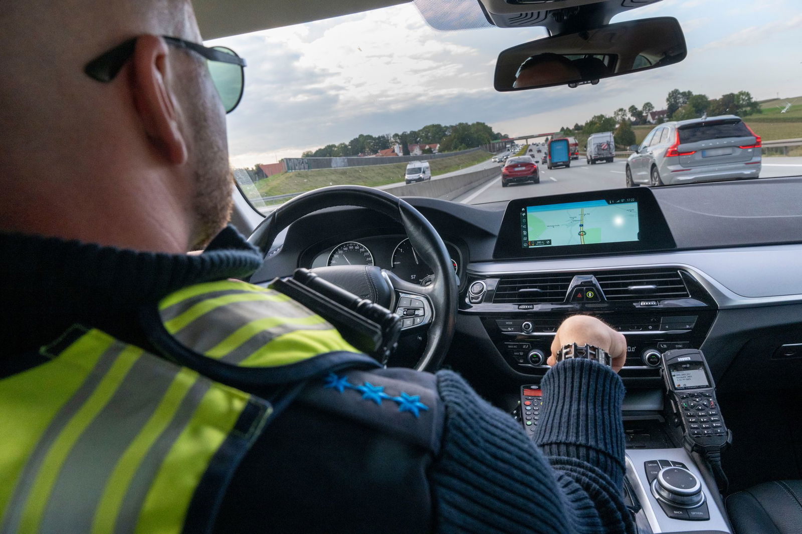 Ein Polizist verfolgt auf der A8 ein verdächtiges Fahrzeug.