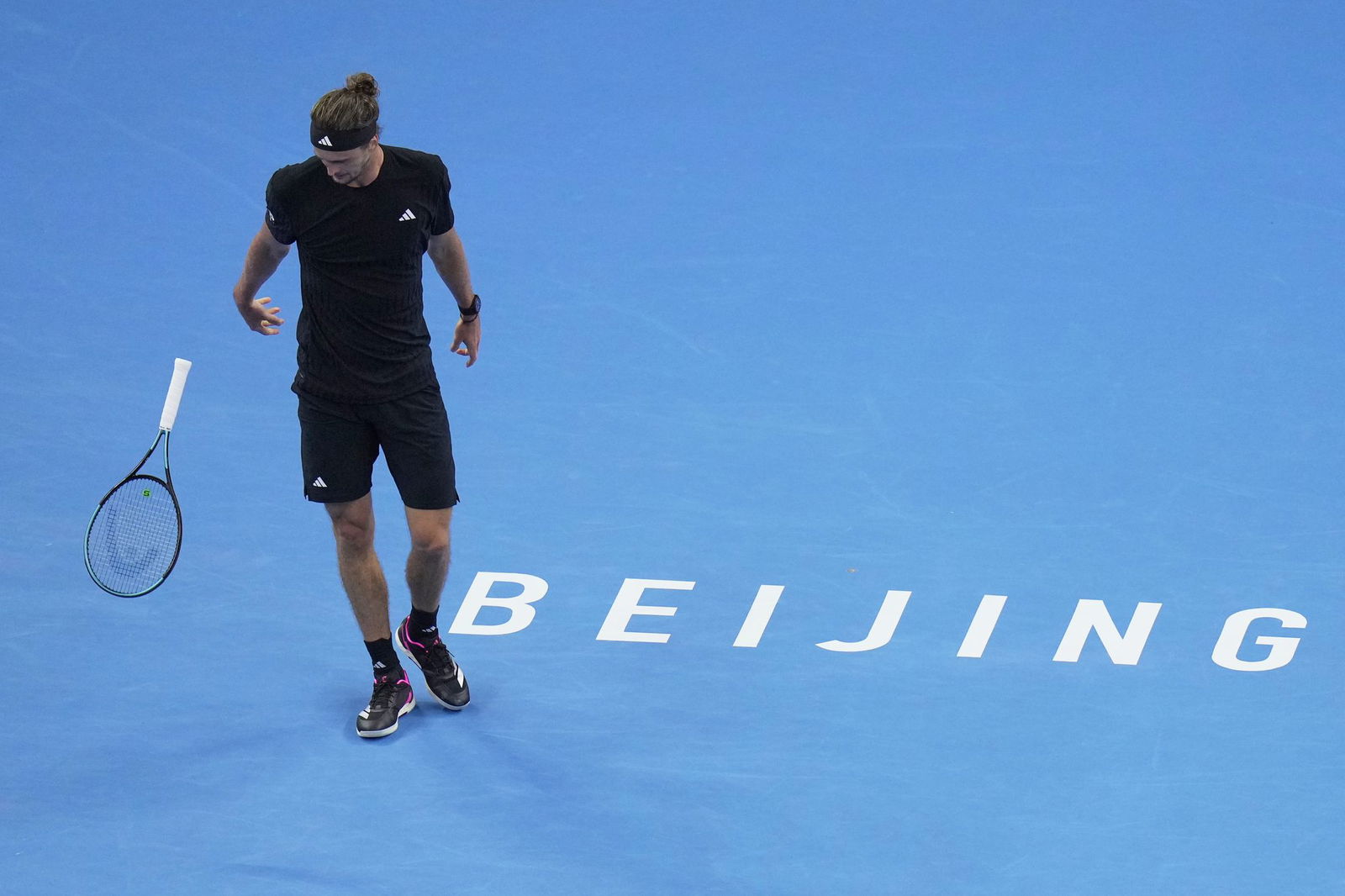 Alexander Zverev ließ seinen Frust am Schläger aus.