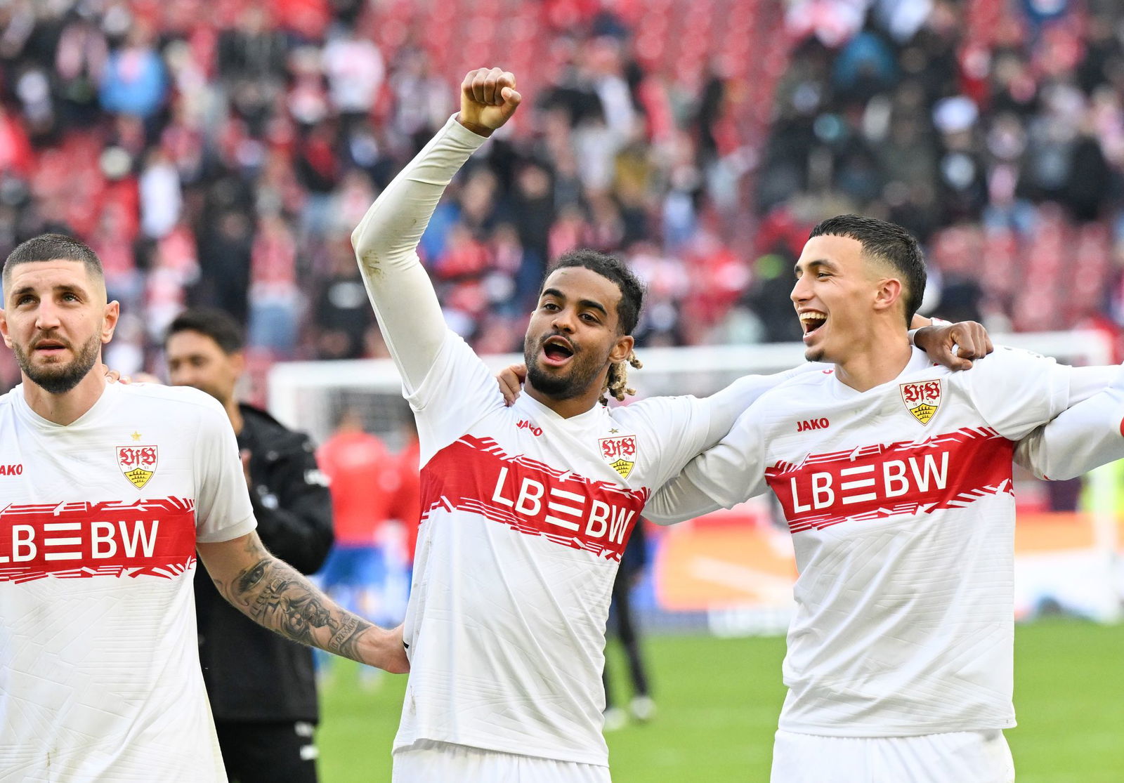 Sieggarant Bilal El Khannouss (r) feiert mit seinen Teamkollegen.