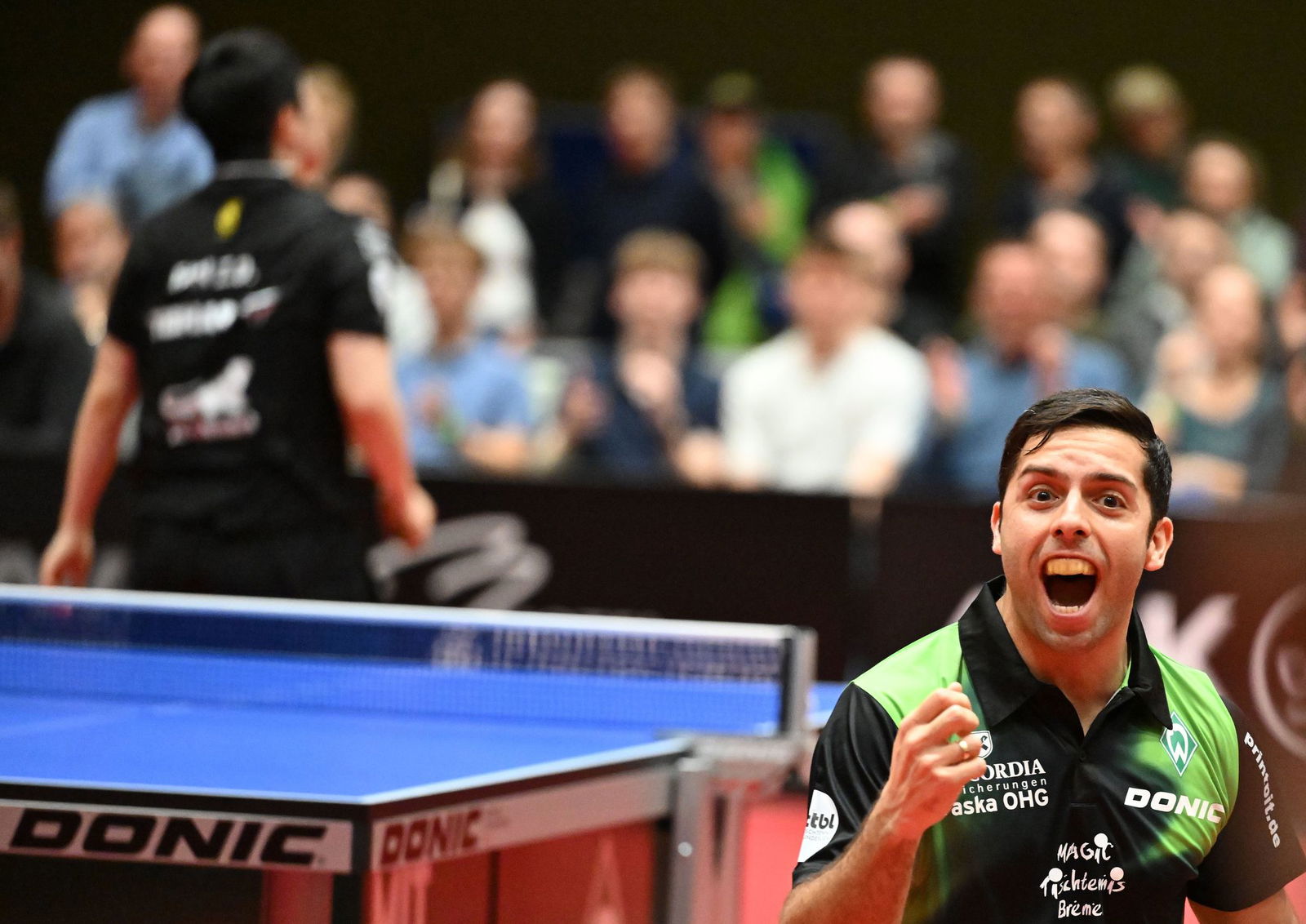 Tischtennis-Olympiasieger Fan Zhendong vom 1. FC Saarbrücken verliert überraschend gegen Marcelo Aguirre von Werder Bremen.