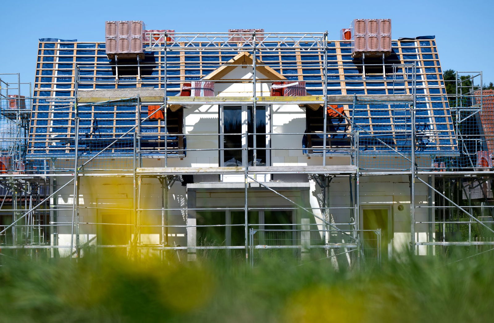 Mit steuerlichen Anreizen muss der Bund nach Ansicht der Fraktionschefs von CDU und CSU aus Baden-Württemberg und Bayern den Wohnungsbau in Deutschland wieder in Schwung bringen. (Illustration) 