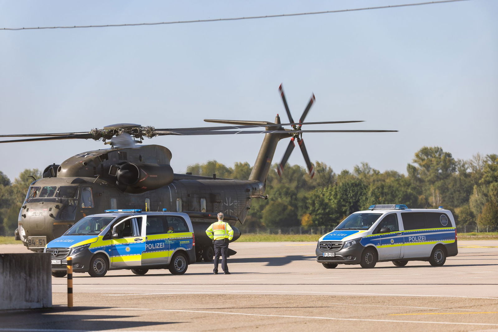 Einer der Beschuldigten wurde mit einem Bundeswehr-Hubschrauber nach Karlsruhe gebracht.