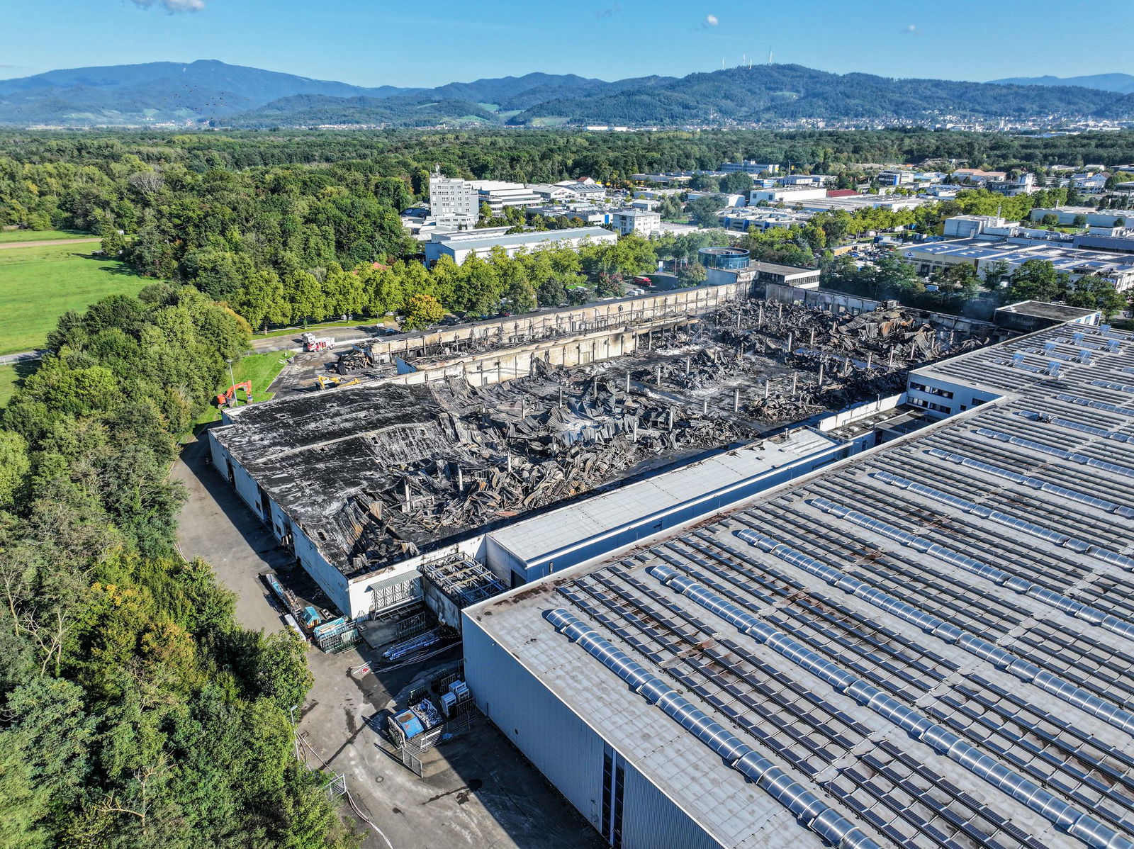 Das Feuer hat Brandruinen zurückgelassen.