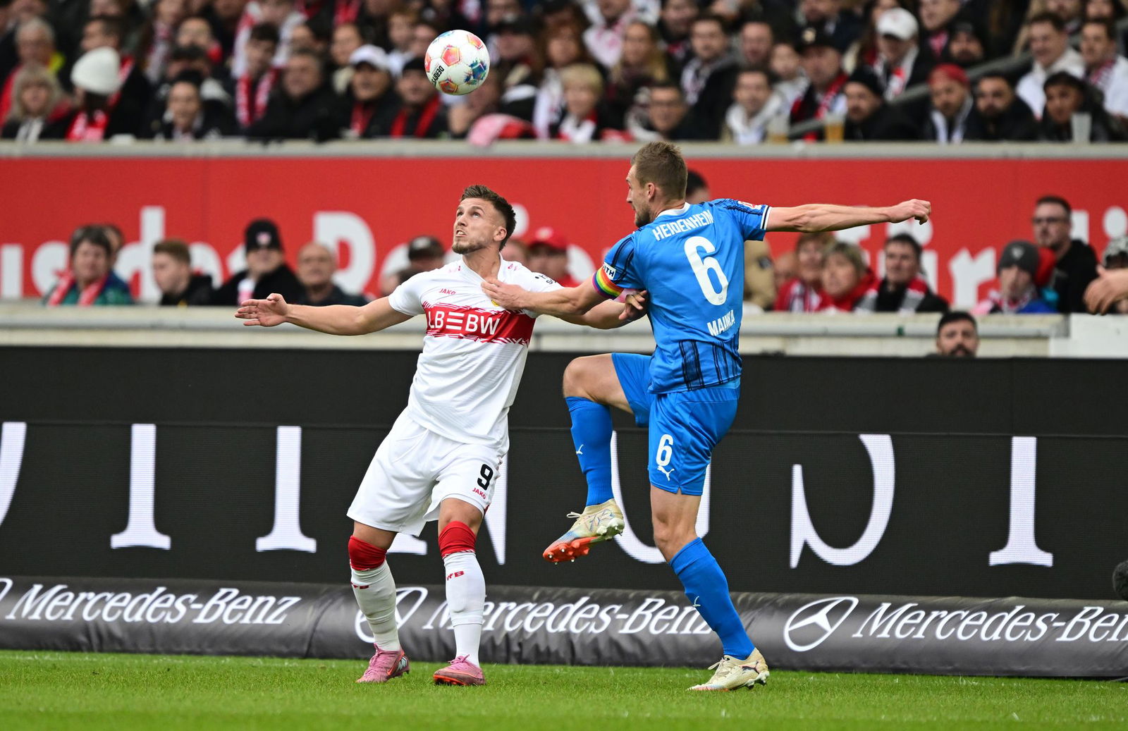 Der VfB mit Stürmer Ermedin Demirovic rieb sich an Heidenheims Defensive auf.