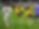 Die Dortmunder Spieler stürmen auf Elfmeter-Held Kobel zu.