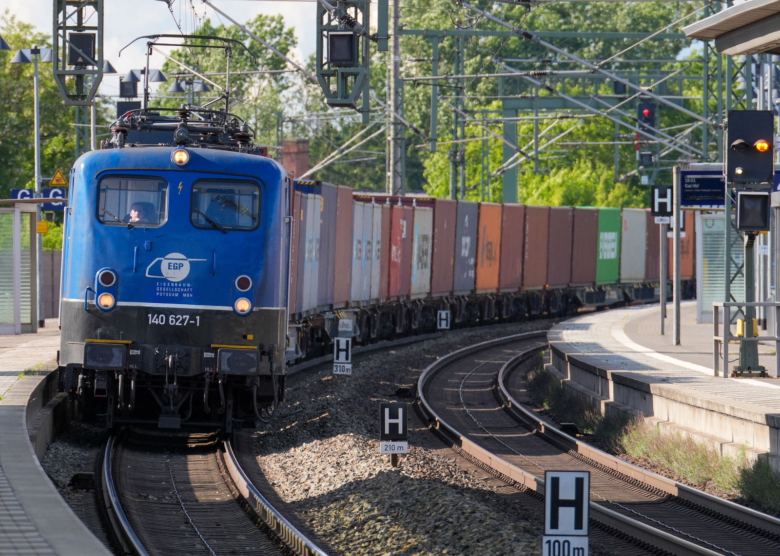 Güterzug passiert einen Bahnhof