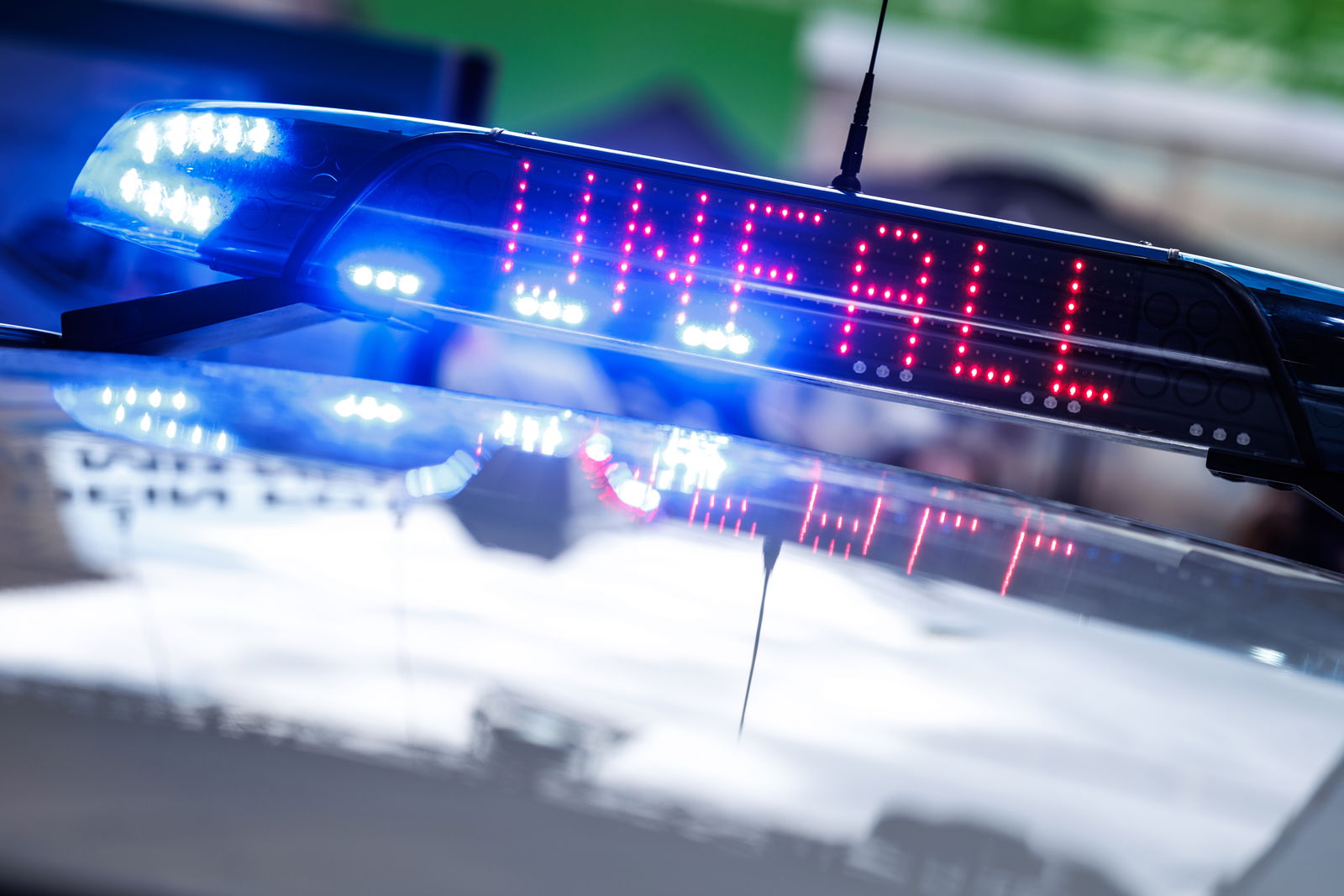 Polizeiauto mit Blaulicht und Schrift Unfall