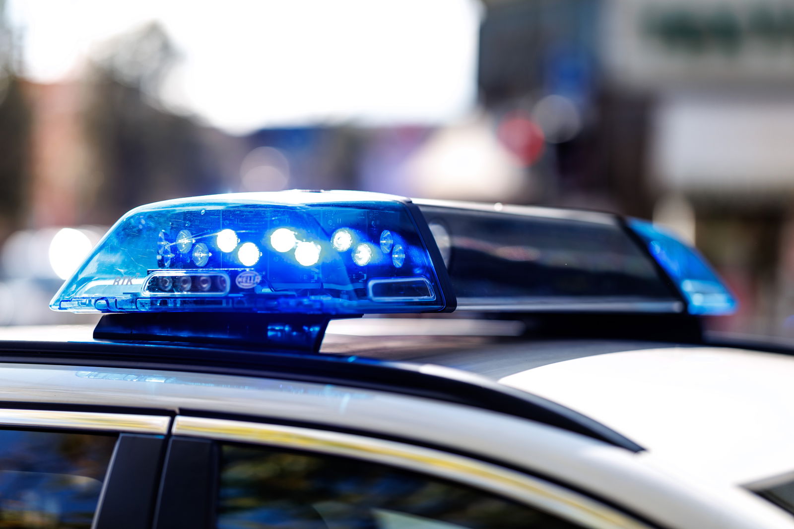Eingeschaltetes Blaulicht eines Polizeifahrzeugs