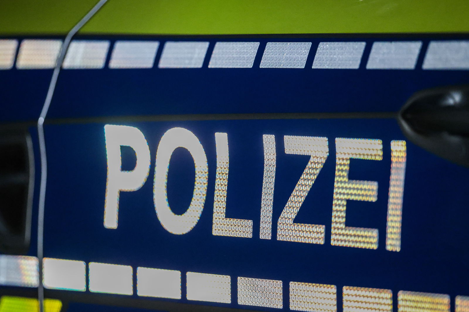 Streifenwagen mit Schriftzug Polizei